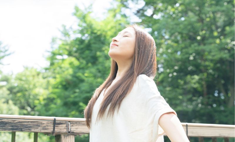 リラックスする女性