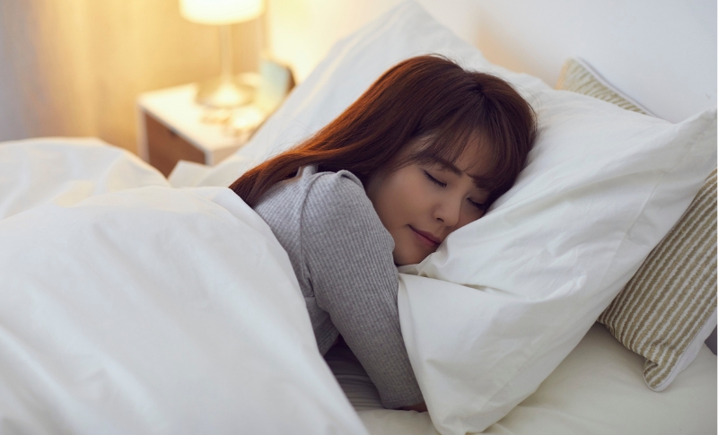 眠る女性