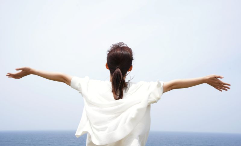 深呼吸する女性
