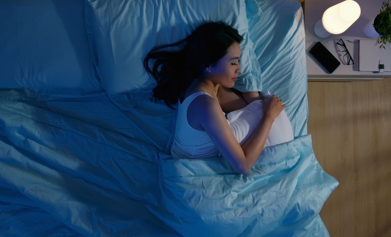 眠る女性
