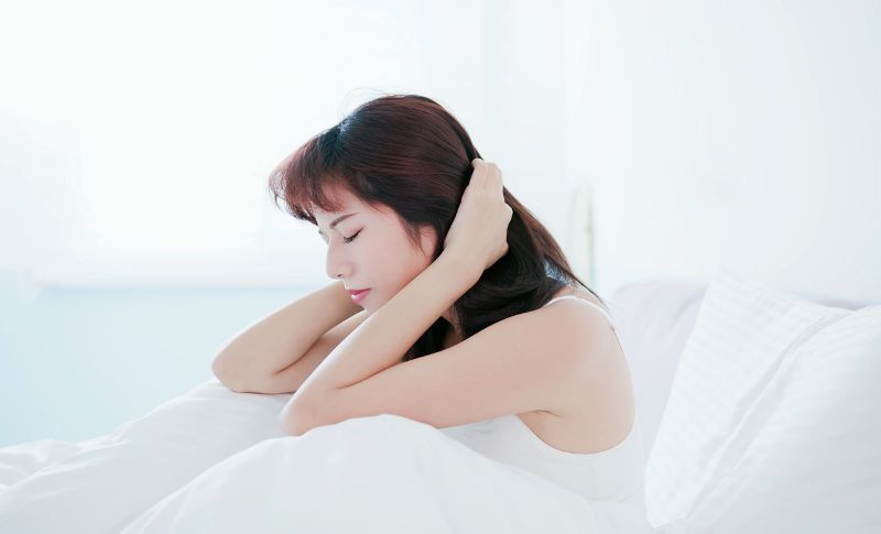 枕に悩む女性