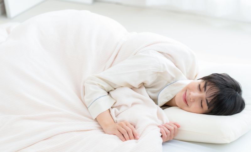 眠る女性