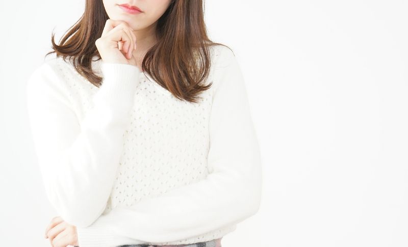 悩む女性