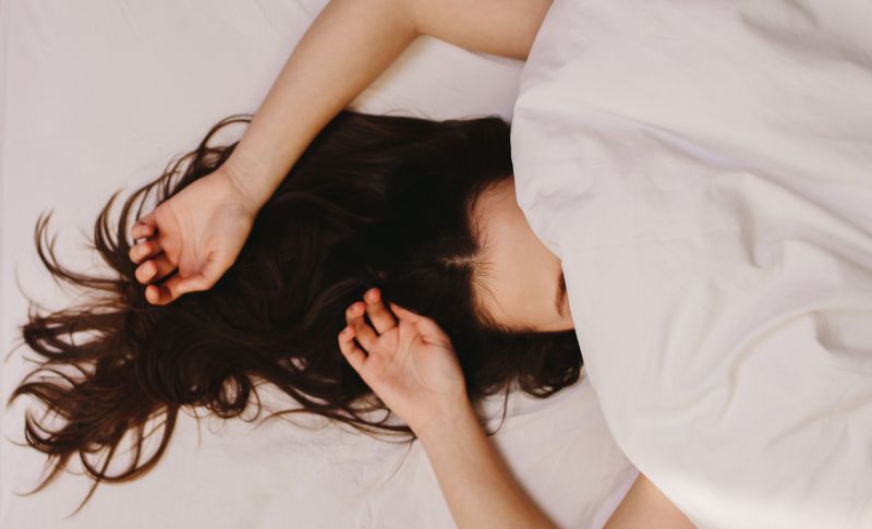 眠る女性