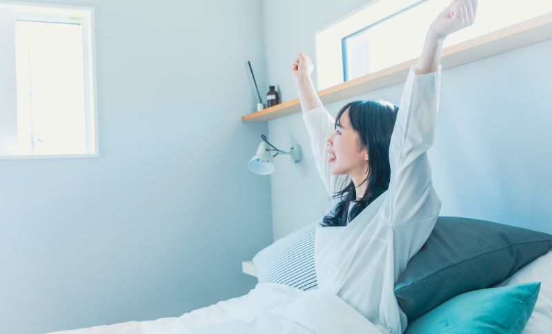 深呼吸する女性
