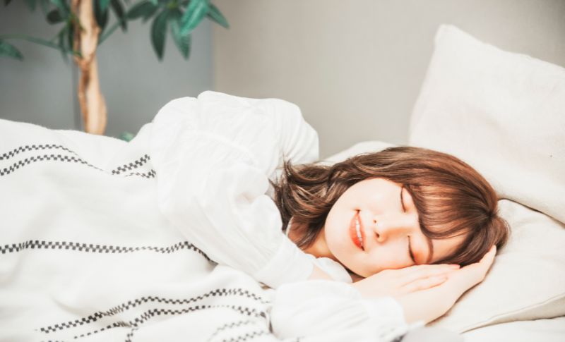 布団で眠る女性