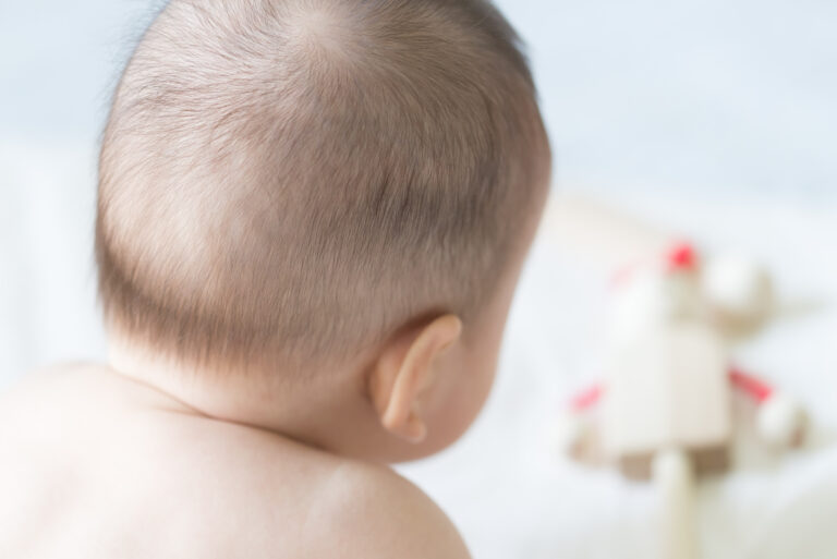 赤ちゃん後頭部はげは愛情不足？寝ハゲ気になるときに試したいケア3つ