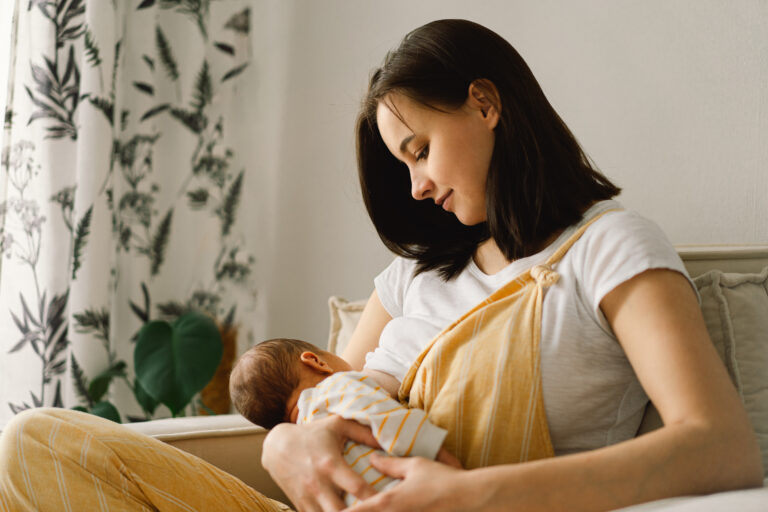 【母乳とミルクに違いはある？ 授乳方法の選び方を解説】