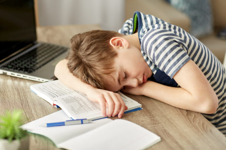【小学生の睡眠が足りない？ 現状と不足している理由や影響を解説】