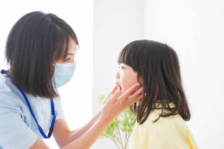【歯並びは寝姿勢で悪くなる？ 寝方との関係と改善策を解説】