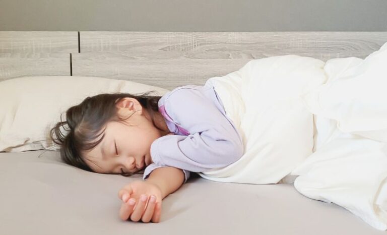 寝相が悪い子どもの原因は？実は眠れている証拠かもしれない