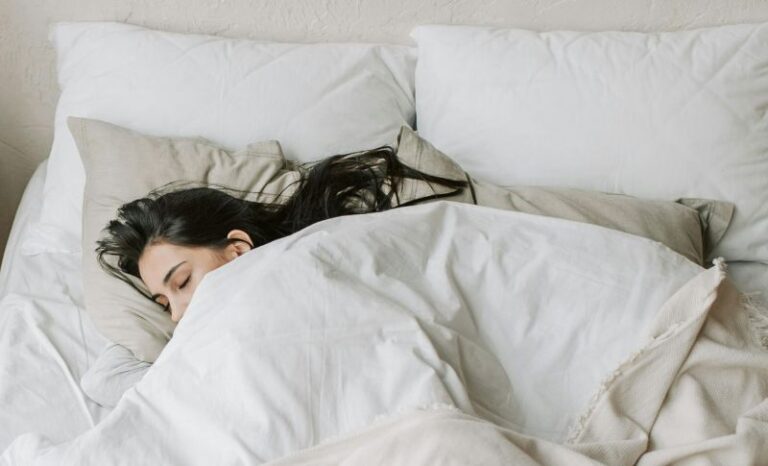 西枕で寝るとどうなる？体調不良は本当？風水の意味をわかりやすく解説
